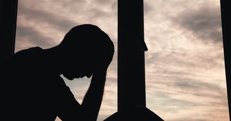 Man lutar sig framåt