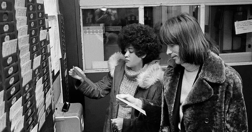 Svenne och Lotta vid en stämpelklocka