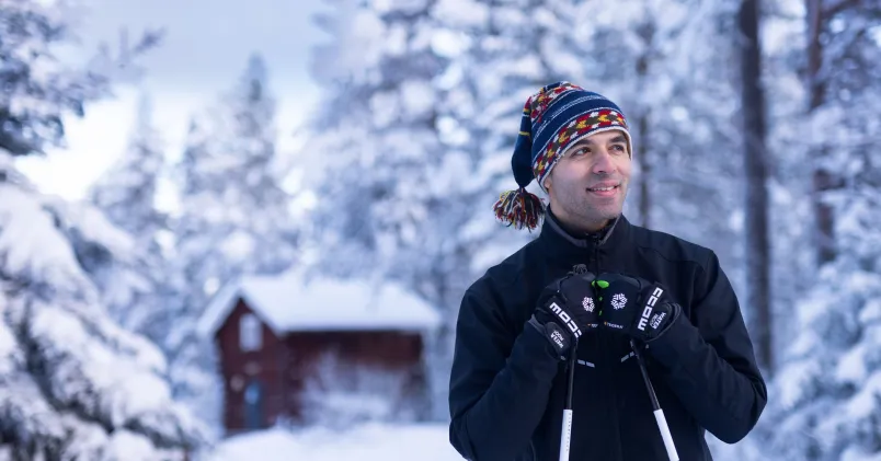 Omid Massali står med längdskidor i ett snötäckt vinterlandskap. Han tränade inför Vasaloppet 2026 som en del av en ledarskapsutmaning.