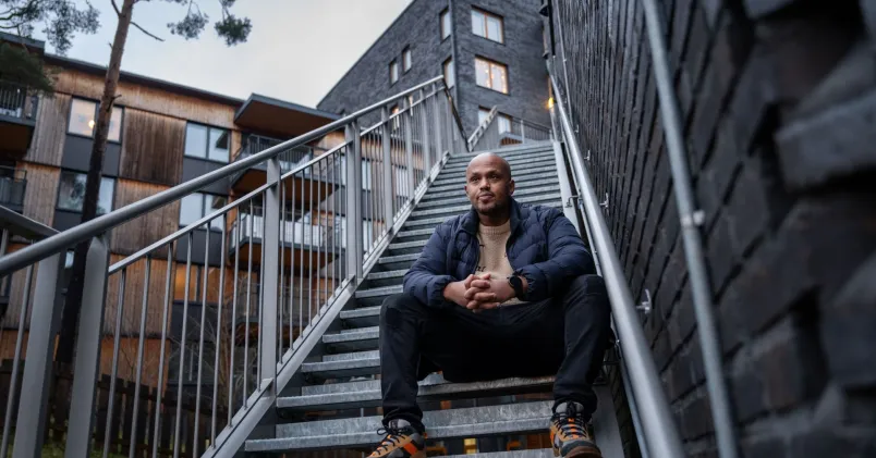 Goled Raabi sitter i en trappa utomhus. Han har avtjänat ett fängelsestraff och driver nu en rättsprocess om publicering av brottsdomar på sajter som Lexbase.