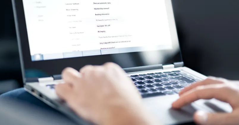 Närbild på dator med e-post på skärmen, används som illustration till artikel om chefen som läste anställds mejl.