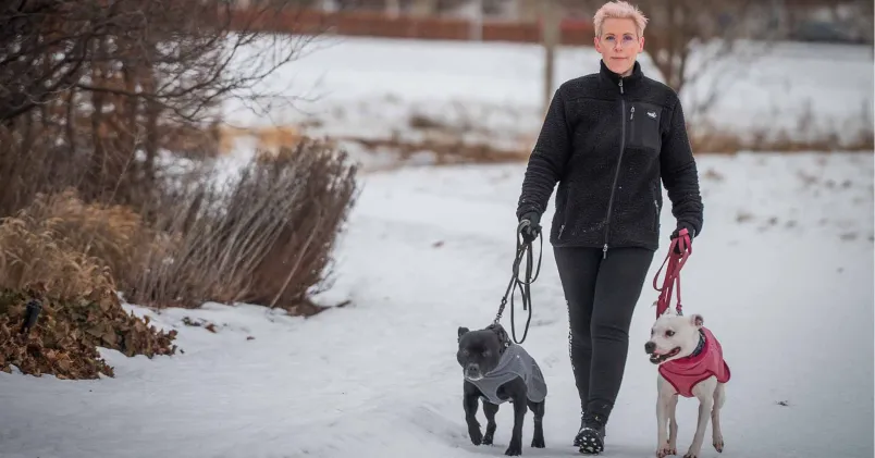 Hundpromenad i snöigt landskap – nattarbete på SOS Alarm ger tid över för privatliv och återhämtning.  Motivering: