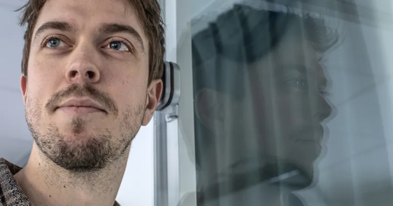 Man som speglas i glas