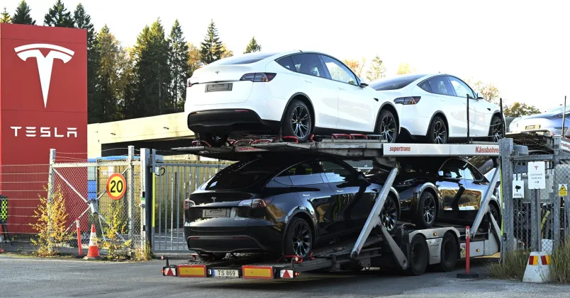 Bilar på väg in till en Tesla-verkstad.