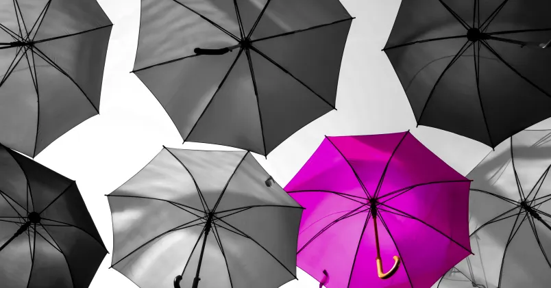 Paraplyer som flyger i lyften