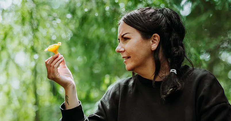 Viktoria Stenberg Lindquist hittar kantareller.jpg