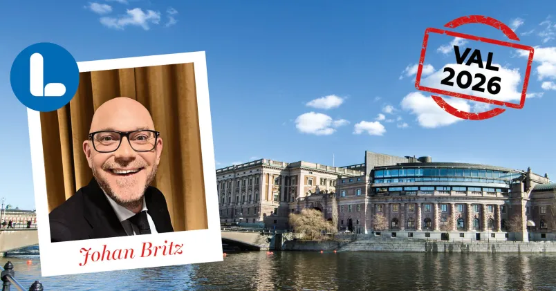 Grafisk valbild med Liberalernas partisymbol, ett porträttfoto med texten “Johan Britz”, riksdagshuset i bakgrunden och en röd stämpel med texten “Val 2026”.