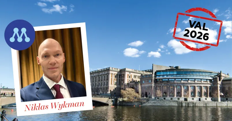 Grafisk valbild med Moderaternas partisymbol, ett porträttfoto med texten “Niklas Wykman”, riksdagshuset i bakgrunden och en röd stämpel med texten “Val 2026”.