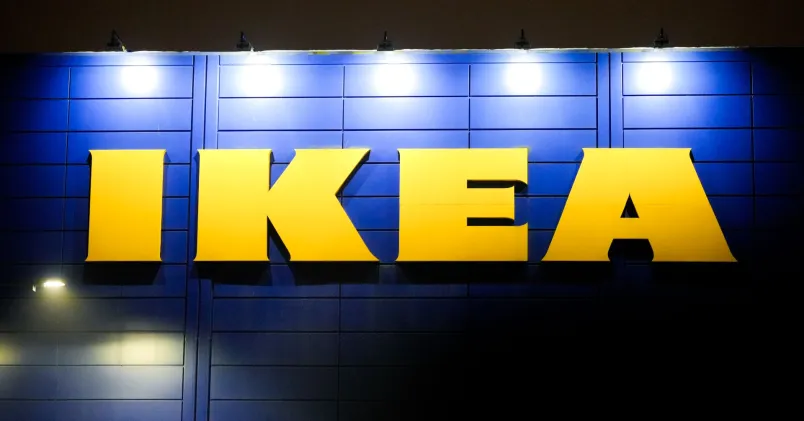 Gul Ikea-logotyp på en blå fasad.