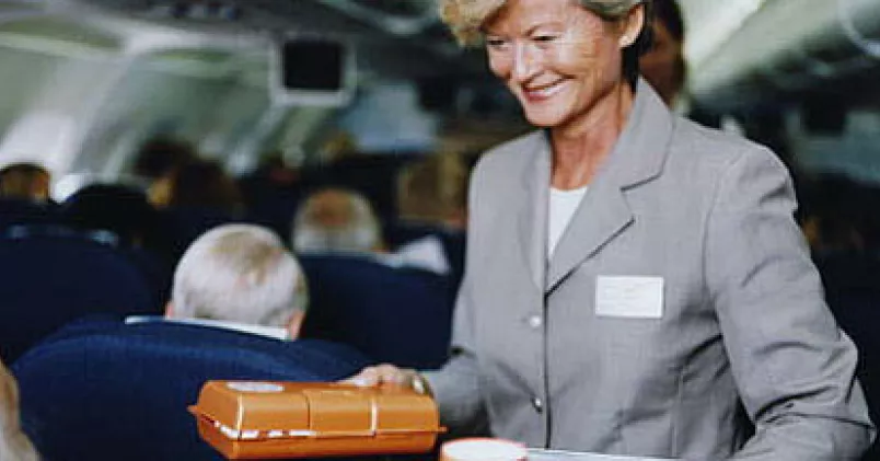 Flygvärdinna serverar mat