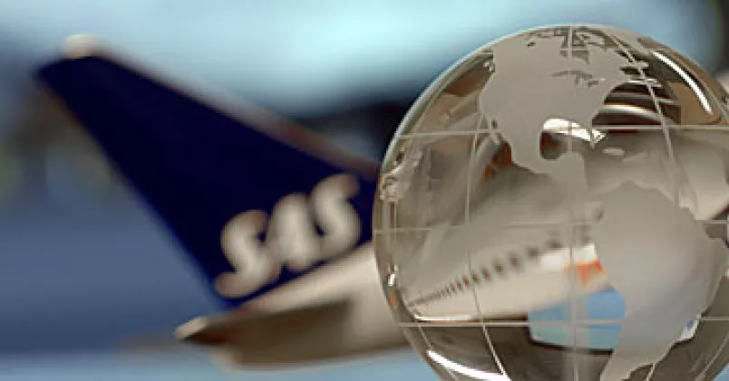 SAS-plan och jordglob i glas