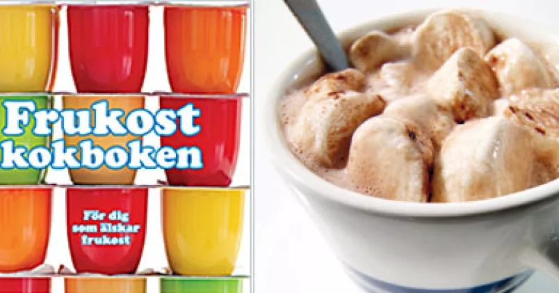 Bokomslag frukostkokboken och en kopp choklad med marshmallows.