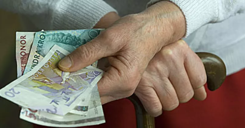 Pensionärshänder håller i några sedlar