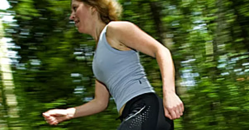 joggning i skog - bra motion