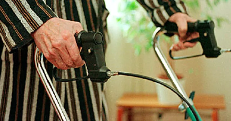 Pensionär med rollator
