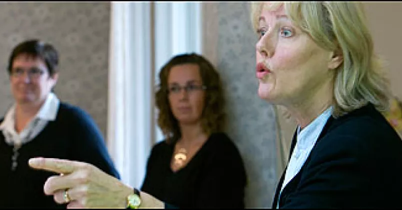 Kvinnliga Unionenmedlemmar fick lära sig förhandlingsteknik av Ann Falkinger.