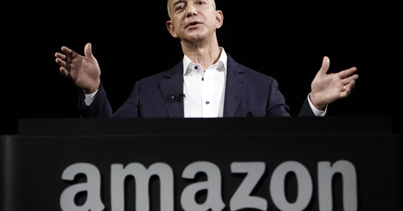 EU-parlamentarikerna ifrågasätter Jeff Bezos, vd för Amazon, inställning till facklig organisering. Reed Saxon / AP Photo / TT