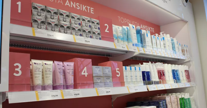 Hylla med produkter på Apotek.