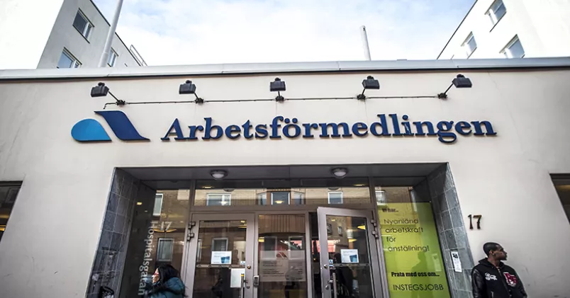 Sedan Arbetsförmedlingen drog igång sitt initiativ för att hitta arbetsgivare som vill ge jobb åt nyanlända har över 200 företag inlett samarbete med myndigheten. Utsidan av Arbetsförmedlingens kontor.