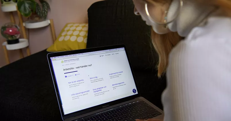 Lönerna riskerar att pressas ned när många konkurrerar om jobben, enligt Mattias Engdahl som forskar på ungas inträde på arbetsmarknaden. Jessica Gow / TT