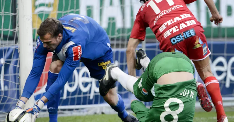 Fotbollsspelare i målburen.