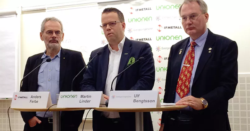 Förbundsordförandena för industrifacken, från vänster Anders Ferbe (IF Metall), Martin Linder (Unionen) och Ulf Bengtsson (Sveriges ingenjörer) lämnade på måndagen över avtalskraven till arbetsgivarna. Kollega