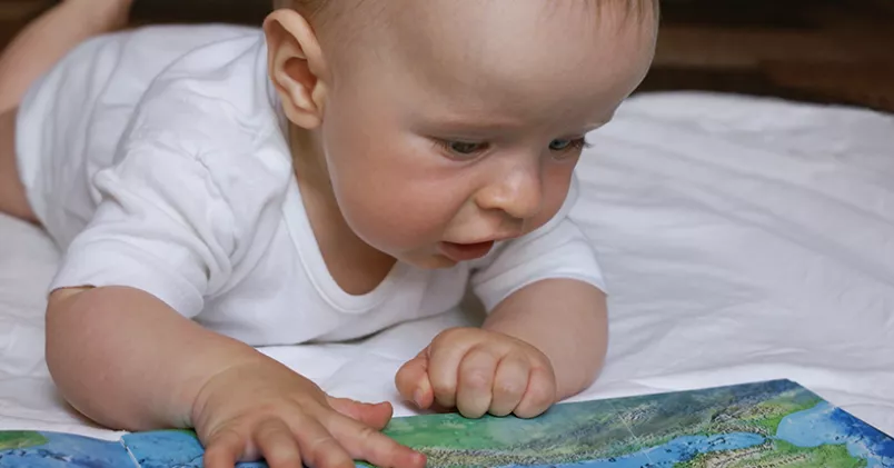 Sverige är inte bäst i världen på föräldraledighet, enligt statistik från OECD. Den som vill ha mamma och pappa hemma de första åren kanske istället skulle se till att födas lite längre österut. Colourbox