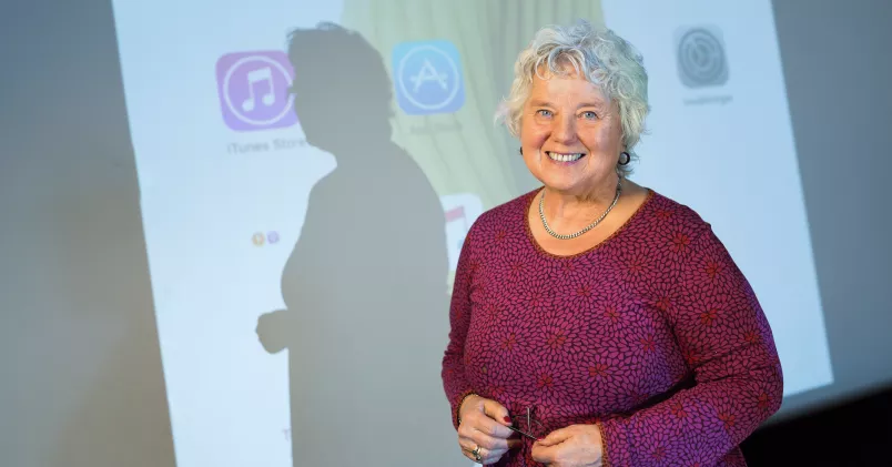 Sedan Birgitta Rynnert började engagera sig - bland annat genom att lära seniorer att surfa på nätet - har livsglädjen återvänt. Birgitta Rynnert