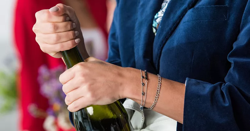 Kvinnan fick champagnekorken i ögat när flaskan exploderade i flygplanet. Colourbox