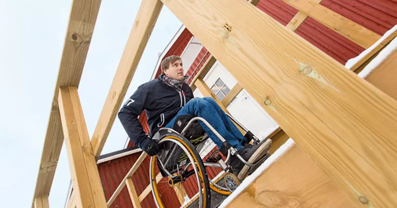 Arbetsgivaren har byggt en ramp så att Christian lätt kommer in på kontoret. Mikael Wallerstedt