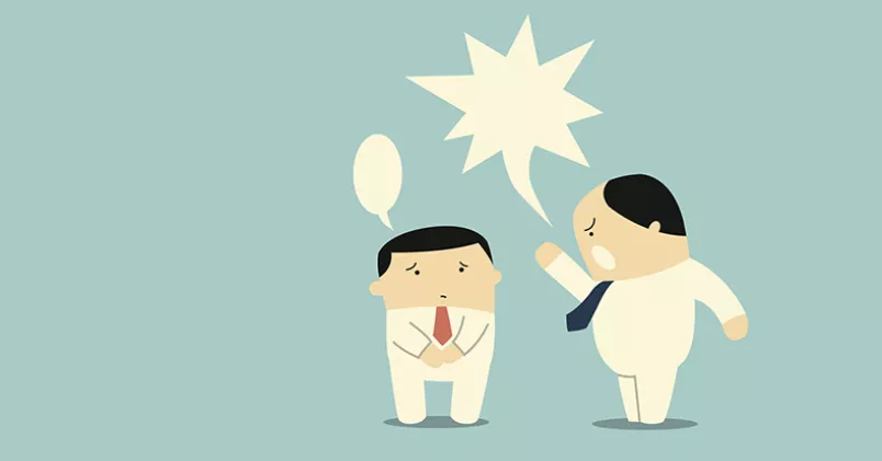 Chef skäller på medarbetare.