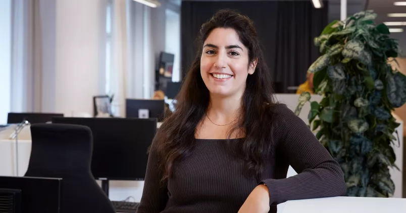 Delal Apak i kontorslandskap.