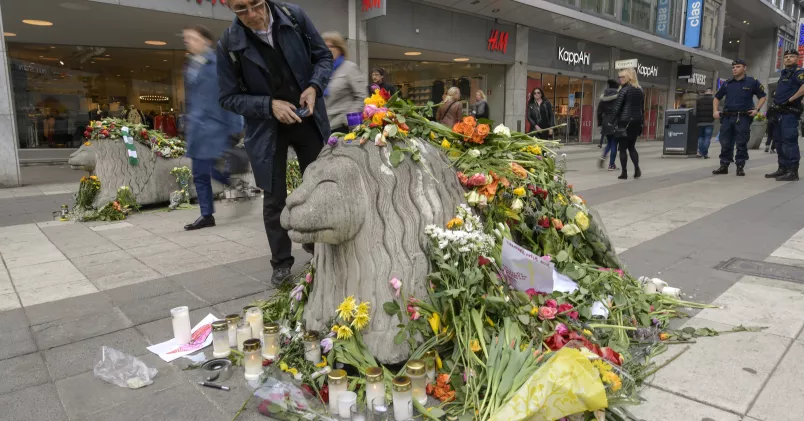 Under måndagsmorgonen pyntades betonglejonen på Drottninggatan av blommor. Anders Wiklund / TT