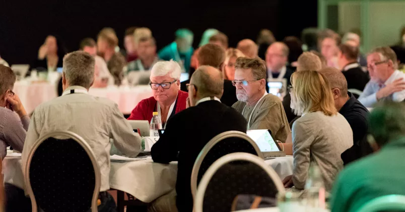 Motionen som föreslog ett förbud för förtroendevalda att vara aktiva i Sverigedemokraterna. Deltagare på Unionens kongress.