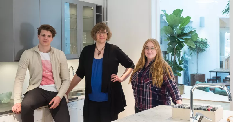 Jonatan Augustsson, Jenny Ekeblad och Caroline Ahlgren på Fiskarhedenvillan är glada att fyra visstidsanställda fått fast jobb. Lars Dahlström