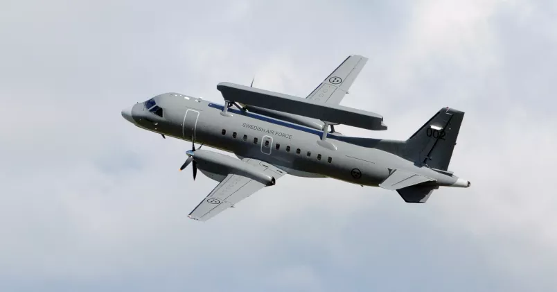 En Saab 340AEW med en Ericsson Erieye radar på ryggen i luften på Försvarsmaktens flygdag på Malmens flygfält utanför Linköping. Johan Nilsson / TT
