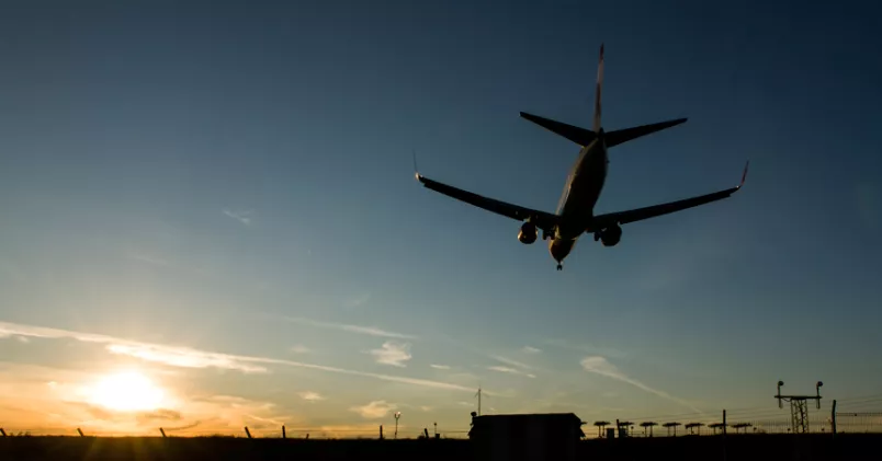 Flygplan på väg att landa.