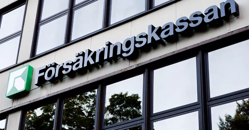 Försäkringskassans skylt på byggand.