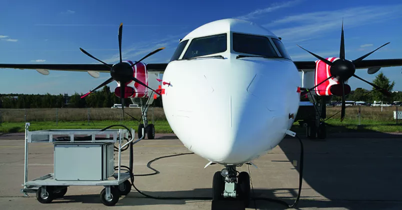 Propellerflyg på marken.