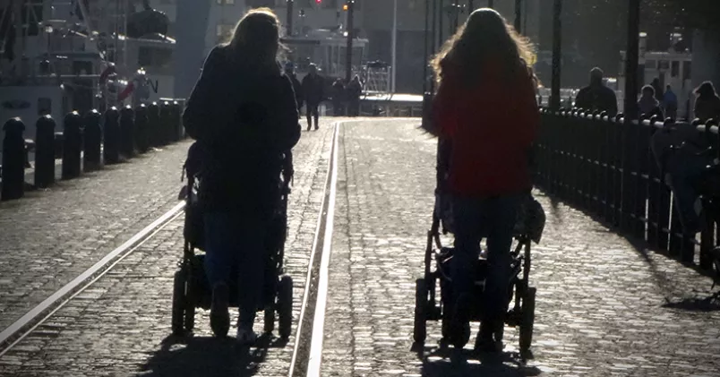 Eftersom kvinnor antas ta ut längre föräldraledighet än män, menar forskarna att de erbjuds lägre lön. Hasse Holmberg / TT