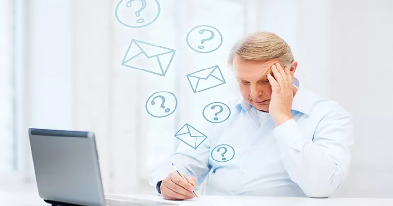 Tillbaka på jobbet med mosig hjärna? Lugn! Låt det få ta lite tid att komma in i jobbrutinerna igen. Man sitter framför dator och ser stressad ut.