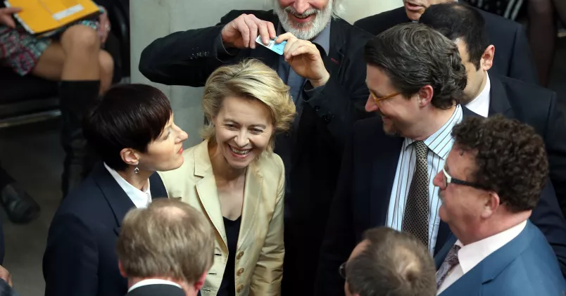 Dåvarande tyska arbetsmarknadsministern Ursula von der Leyen, gratuleras efter omröstningen i Bundestag för kvotering av kvinnor till tyska bolagssstyrelser, Berlin, den 18 april 2013.
