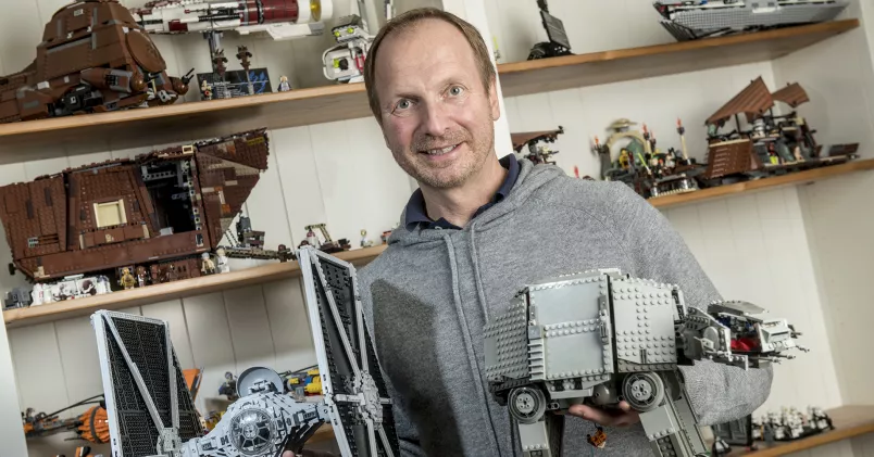 Göran Wiberg står framför sin Star Wars-samling. 