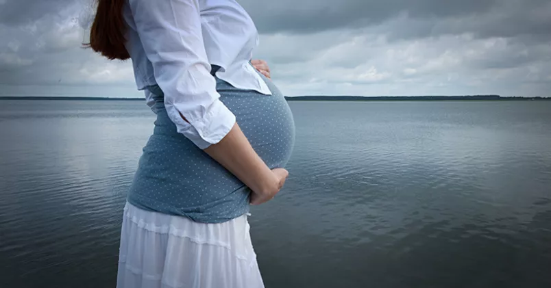 Kvinnan berättade om sin graviditet för en kollega, innan hon hade berättat för sin familj. Anledningen var att hon kände sig trött och stresskänslig och tyckte att det var bra om någon på arbetsplatsen kände till hennes tillstånd. Colourbox