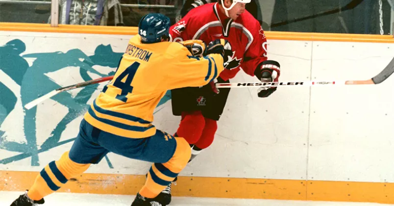 Hockeyruff vi minns: Mattias Norström trycker upp Kanadas Wayne Gretzky mot sargen, i vinter-OS 1998. Kanada vann matchen med 3-2. Ulf Palm/TT
