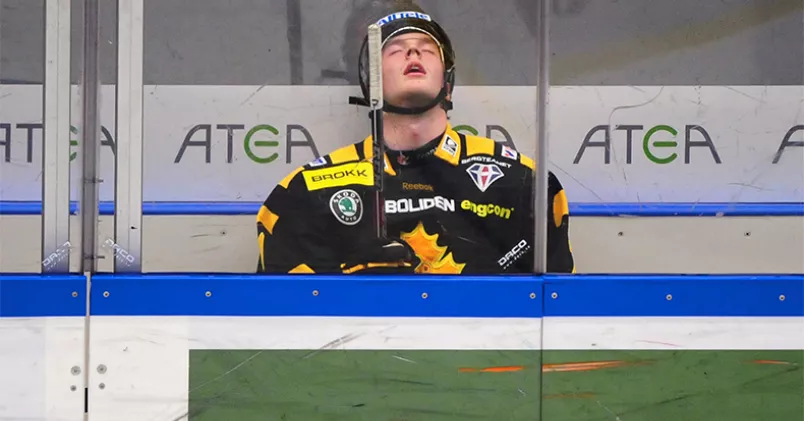 Enligt Riksidrottsförbundets förslag på nytt regelverk för att stävja matchfixning kan en professionell spelare riskera att bli avstängd och därigenom förhindrad att utöva sitt yrke i upp till tio år, om en misstanke eller ett erbjudande om att manipulera ett matchresultat inte anmäls. Orimligt, tycker Unionen. På bilden Skellefteå AIK:s David Rundblad. Robert Granström/TT