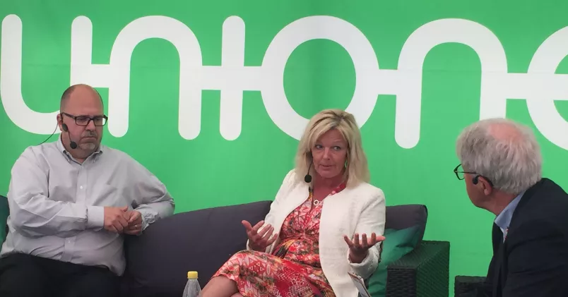 Karl-Petter Thorwaldsson och Cecilia Fahlberg diskuterar samarbete i Almedalen. Kollega