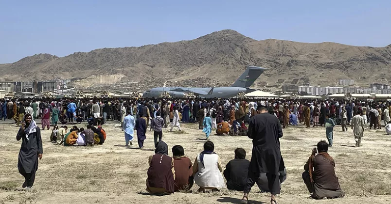 Tusentals människor samlas på flygplatsen i Kabul i hopp om att kunna fly landet. Shekib Rahmani / AP Photo / TT