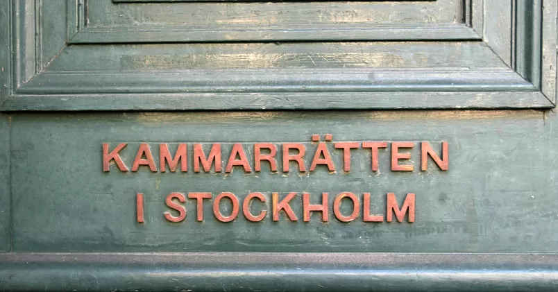 Kammarrättens logga på dörr.