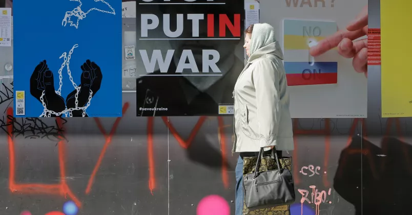 En kvinna passerar affischer för en internationell kampanj till stöd för Ukraina i centrala Kiev. Efrem Lukatsky/AP/TT